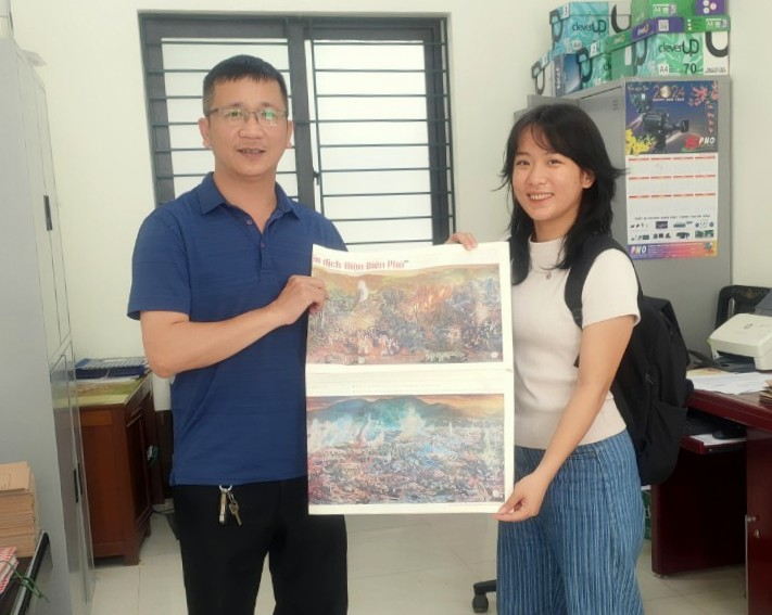 Độc giả nhận phụ san tranh panorama “Chiến dịch Điện Biên Phủ” tại Văn phòng thường trú Báo Nhân Dân tại Hà Giang