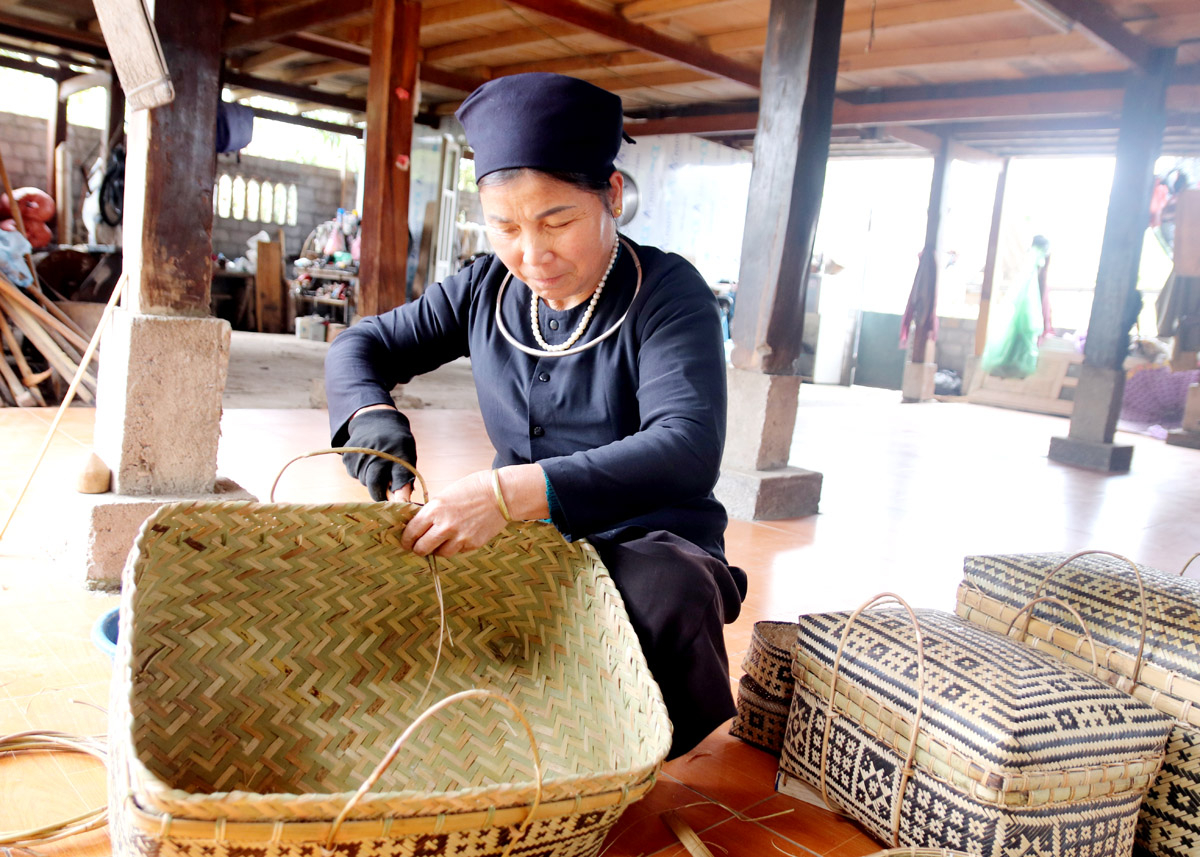 Nghề đan lát truyền thống giúp người dân xã Phương Độ (thành phố Hà Giang) nâng cao thu nhập.