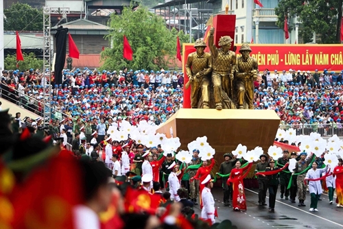 The vehicle carrying statues of Dien Bien Phu soldiers (Photo: tuoitre.vn)