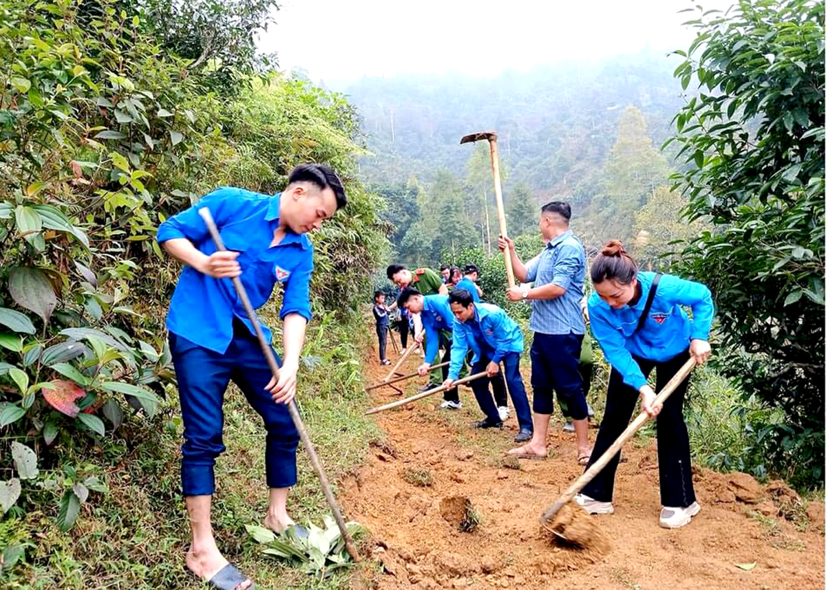 Đoàn viên, thanh niên huyện Vị Xuyên ra quân “Ngày Chủ nhật xanh” xây dựng Nông thôn mới.
