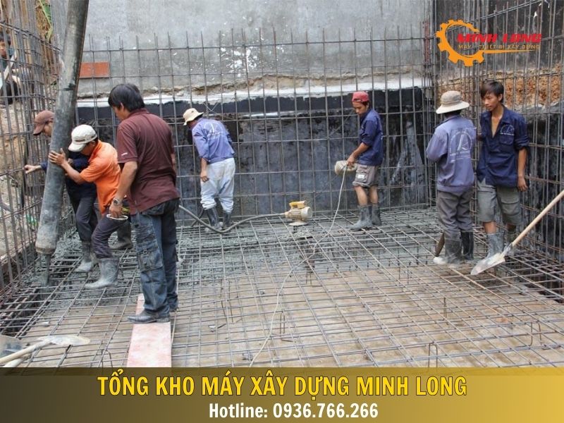 Sử dụng máy đầm dùi để cải thiện kết cấu khối bê tông