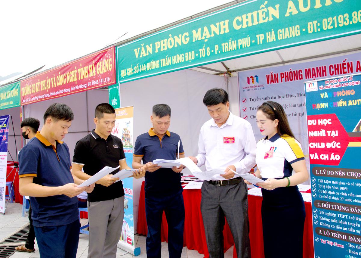 Văn phòng Mạnh Chiến Autic, phường Trần Phú, thành phố Hà Giang tư vấn, giới thiệu việc làm cho lao động huyện Quang Bình.