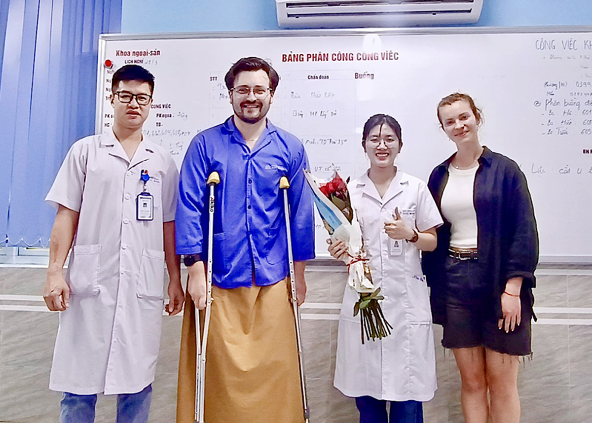 Bệnh nhân Filip người Đức tặng hoa cảm ơn các y, bác sỹ Bệnh viện Đa khoa Đức Minh.