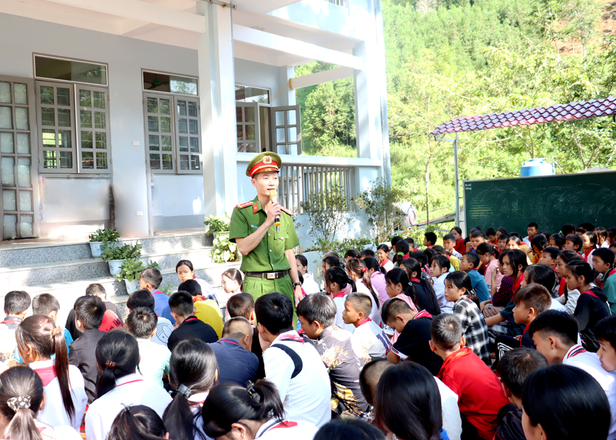 Công an xã Niêm Sơn (Mèo Vạc) tuyên truyền Luật Phòng, chống mua bán người cho học sinh.