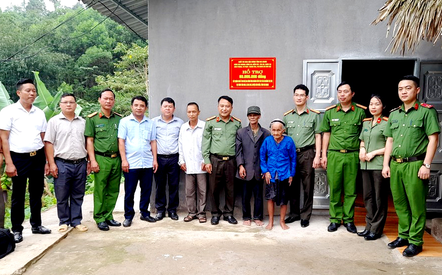 Lãnh đạo Công an tỉnh và huyện Xín Mần hỗ trợ và bàn giao nhà ở cho bà Hoàng Thị Nhị, thôn Đại Thắng, xã Nà Chì.