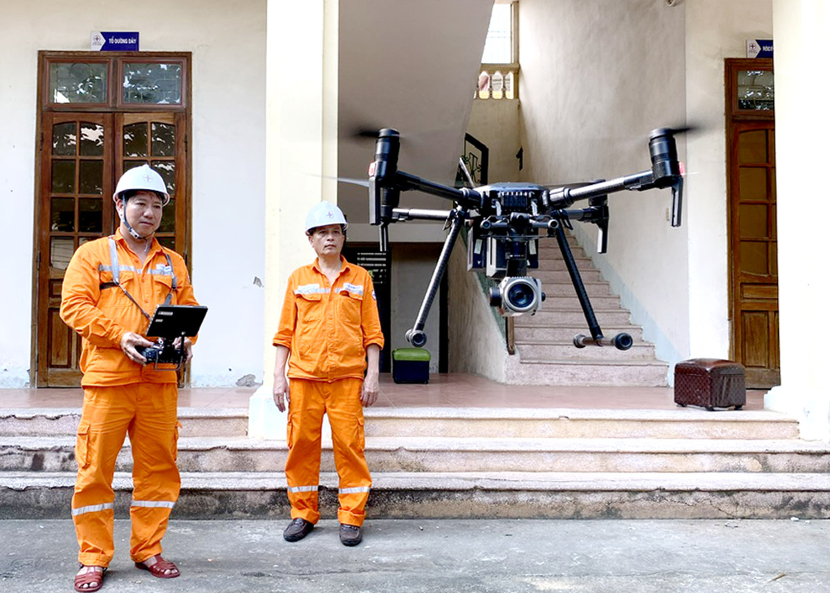 Cán bộ Đội quản lý vận hành lưới điện cao thế Hà Giang vận hành drone để kiểm tra đường dây.