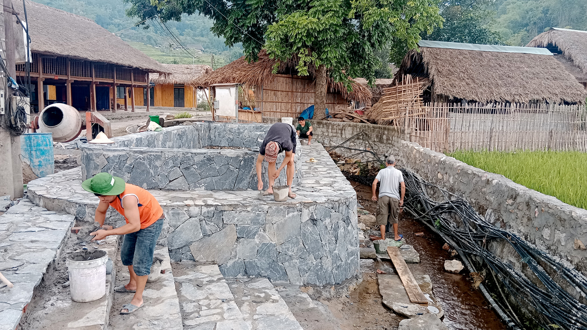 Người dân thôn Tha xây bờ đá bảo vệ mó nước.