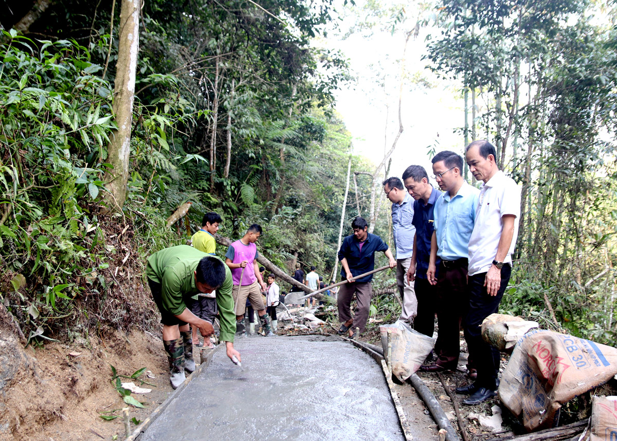 Lãnh đạo xã Phương Độ (thành phố Hà Giang) kiểm tra tiến độ làm đường bê tông tại thôn Nà Thác.