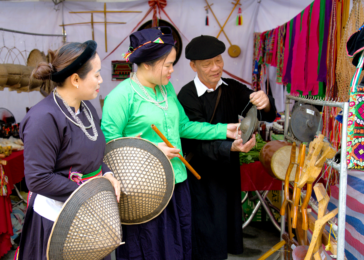 Người có uy tín Hoàng Văn Bính, thôn Then, xã Xuân Giang (Quang Bình) giới thiệu bản sắc văn hóa dân tộc Tày.