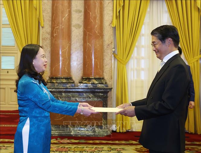 Acting President Vo Thi Anh Xuan (L) receives credentials from newly-accredited Japanese Ambassador to Viet Nam Ito Naoki, Ha Noi, May 17, 2024 - Photo: VNA
