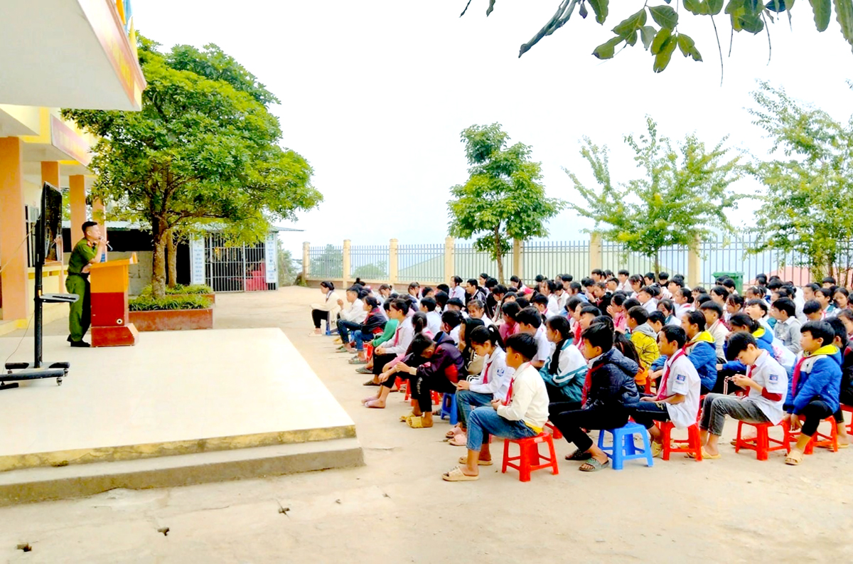 Công an huyện Hoàng Su Phì tuyên truyền, phổ biến pháp luật cho học sinh Trường THCS Ngàm Đăng Vài.