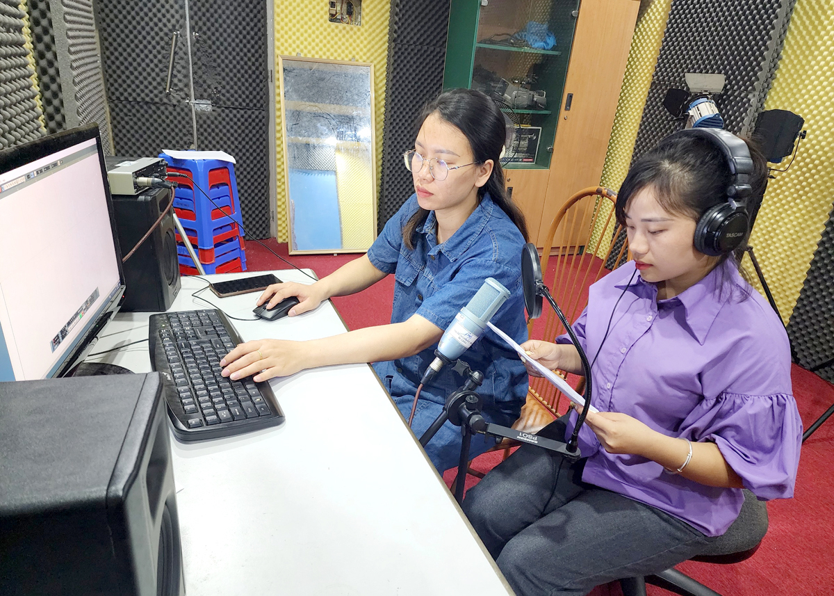 Cán bộ Trung tâm Văn hóa huyện Đồng Văn thực hiện chương trình phát thanh.