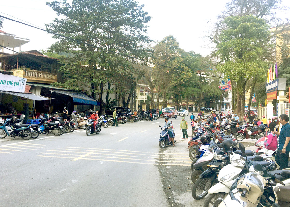 Trường Tiểu học Lê Lợi (thành phố Hà Giang) thực hiện mô hình cổng trường an toàn đã giảm ùn tắc mỗi khi tan trường.