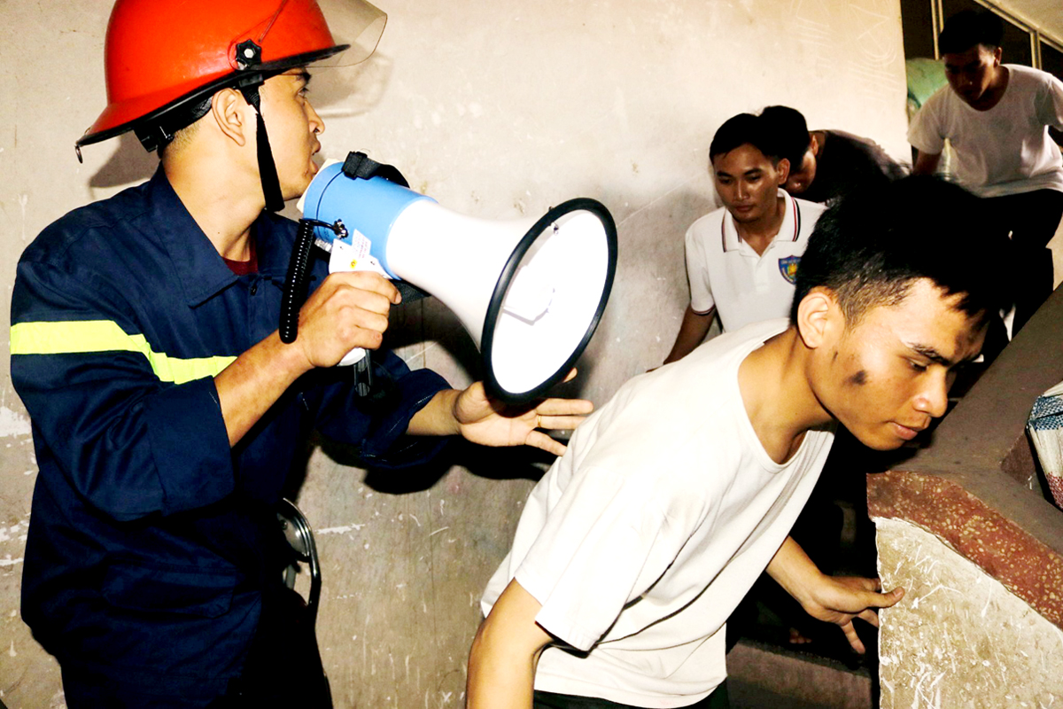 Cán bộ, chiến sỹ Phòng Cảnh sát PCCC và CNCH, Công an tỉnh diễn tập đưa người dân thoát khỏi đám cháy.
