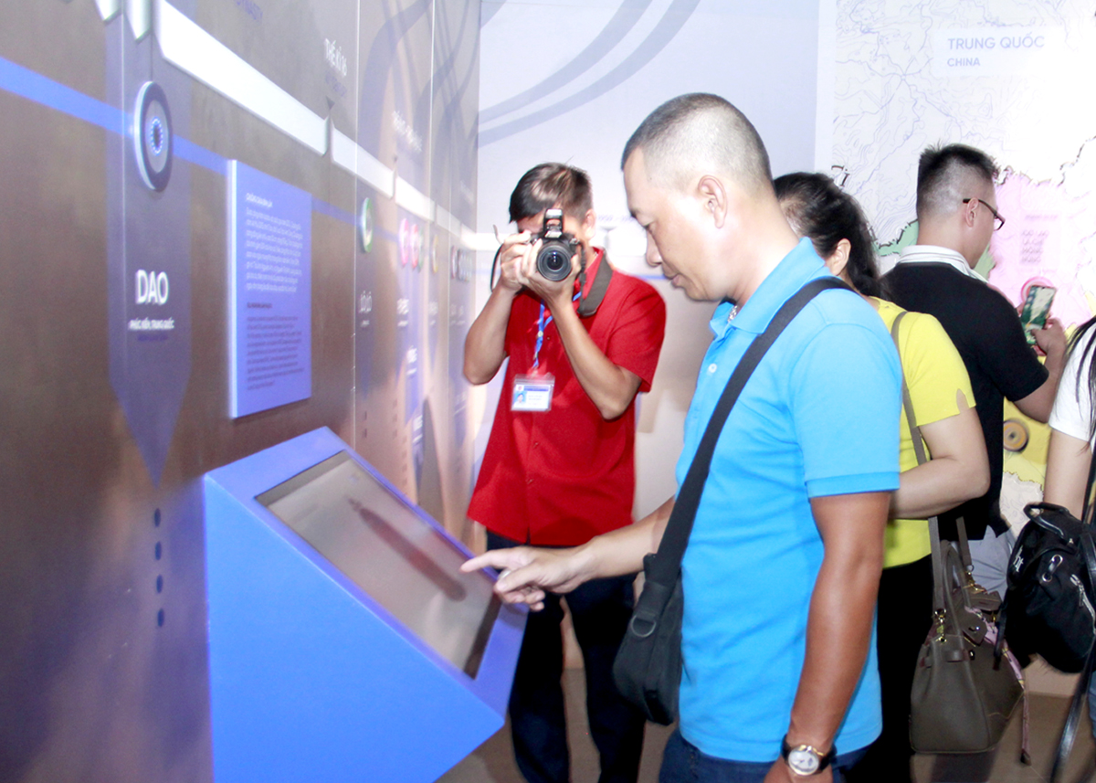 Chỉ cần chạm tay, công nghệ số được ứng dụng tại Bảo tàng tỉnh, lịch sử, văn hóa của mảnh đất và con người Hà Giang được hiện rõ.
