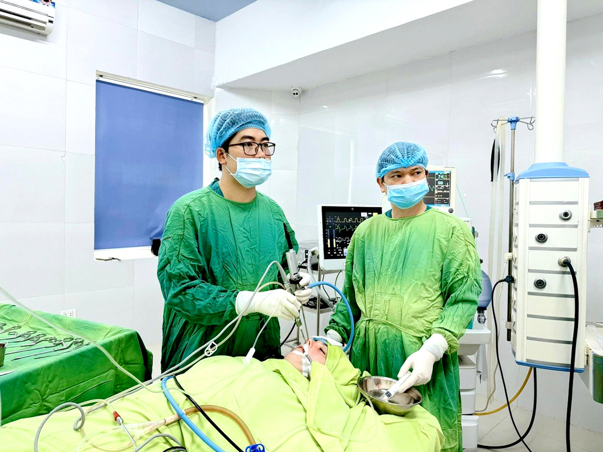 Các y, bác sỹ phẫu thuật xoang cho bệnh nhân người nước ngoài.     Ảnh: PV
