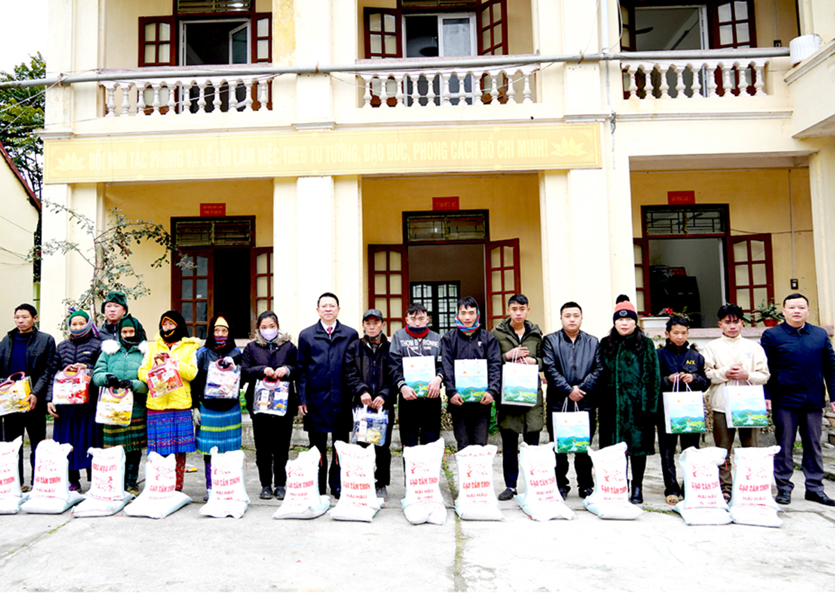  Trưởng ban Dân vận Tỉnh ủy Trần Mạnh Lợi và lãnh đạo huyện Mèo Vạc trao quà cho hộ nghèo tại xã Sủng Trà.					 Ảnh: TƯ LIỆU