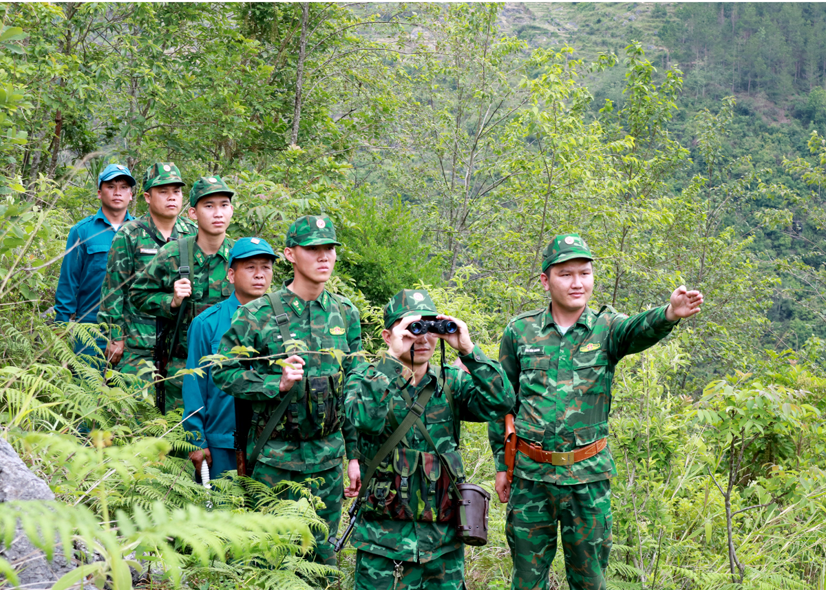 Cán bộ, chiến sỹ Đồn Biên phòng Lũng Cú (Đồng Văn) tuần tra bảo vệ biên giới.