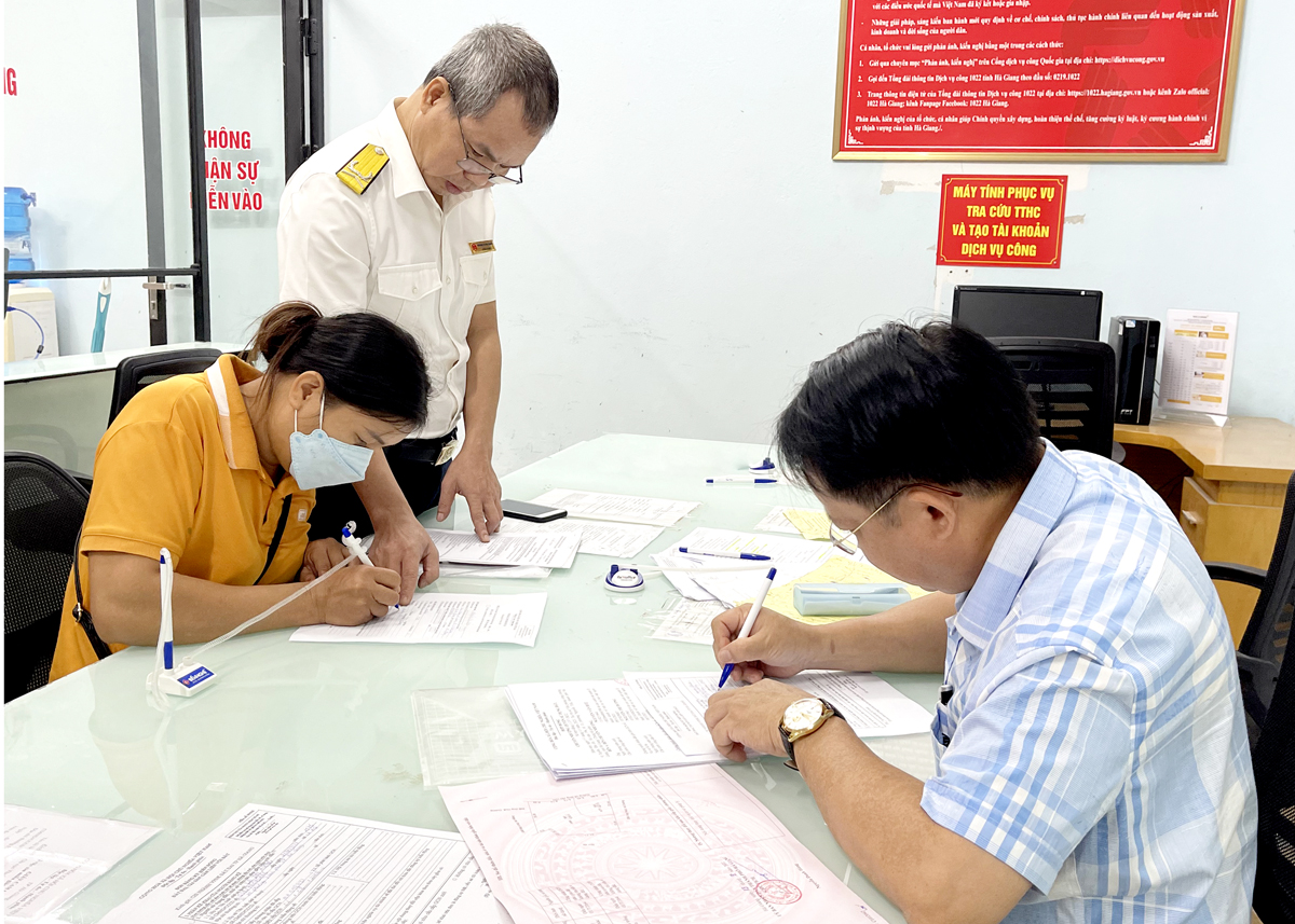 Cán bộ Chi cục Thuế thành phố hướng dẫn người dân thực hiện thủ tục hành chính tại bộ phận một cửa thành phố Hà Giang.