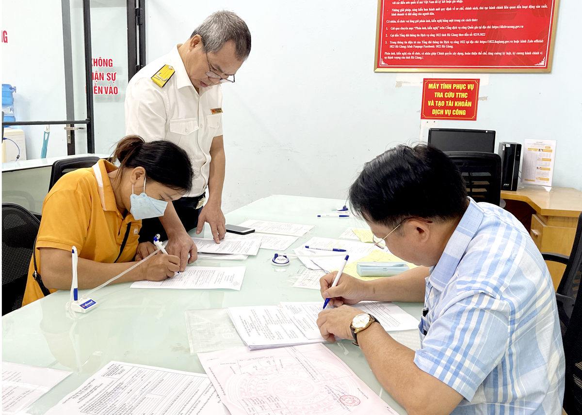 A tax official instructs people to conduct administrative procedures at Ha Giang City’s single-window section.