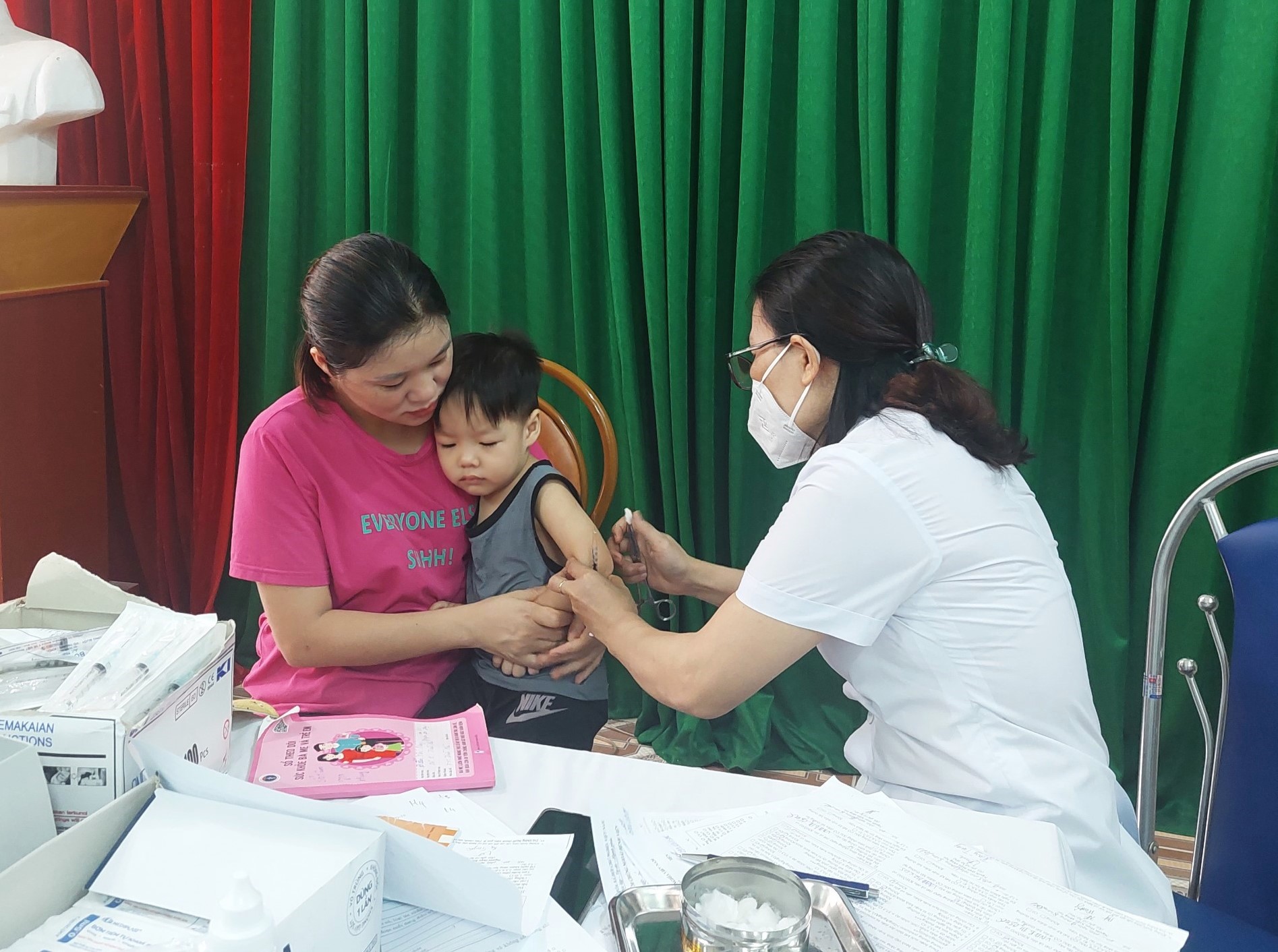 Cán bộ Trạm Y tế phường Trần Phú (thành phố Hà Giang) tiêm chủng cho trẻ em.