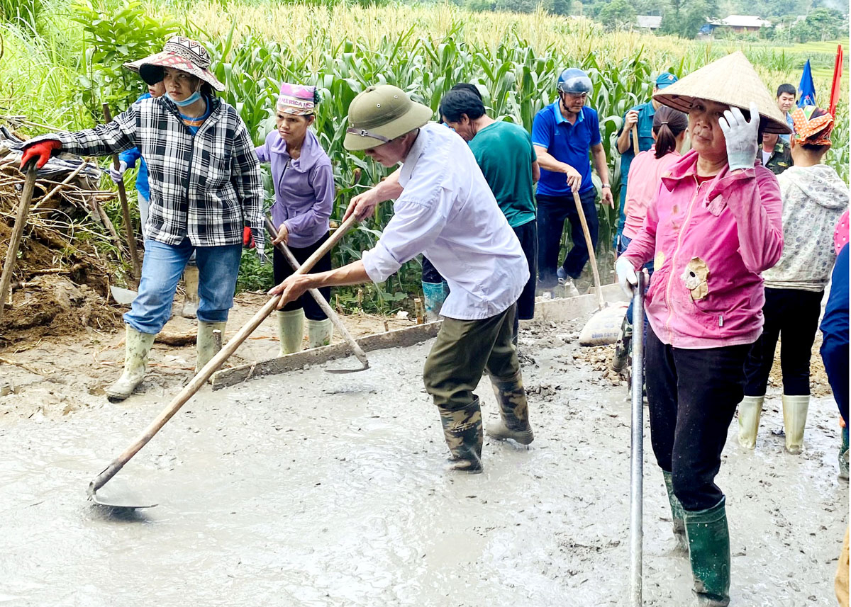 Cán bộ và nhân dân làm đường bê tông thôn Bản Khén, xã Lạc Nông.