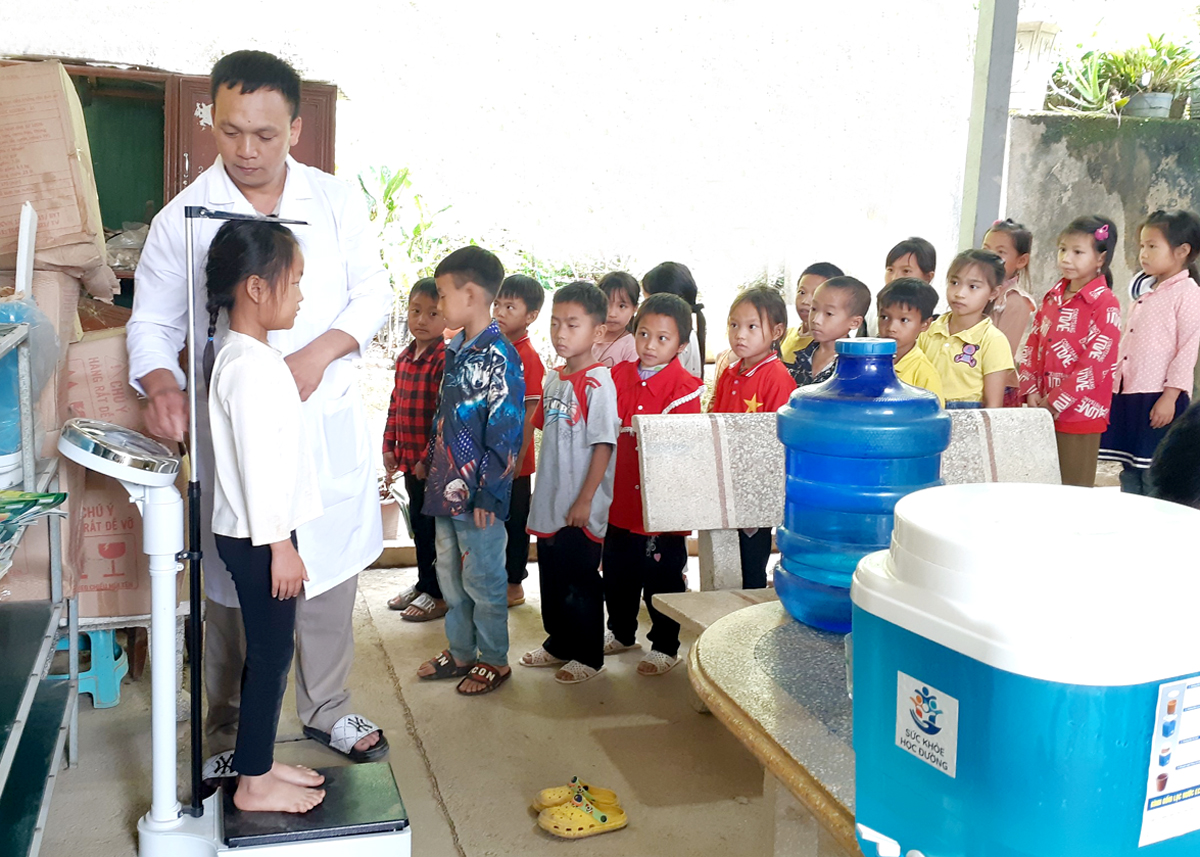 Cán bộ Trạm Y tế xã Pà Vầy Sủ khám sức khỏe cho học sinh tiểu học trên địa bàn.
