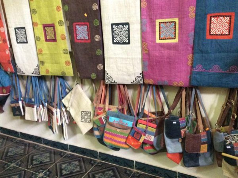  Các sản phẩm từ vải lanh của người Mông ở xã Lùng Tám.