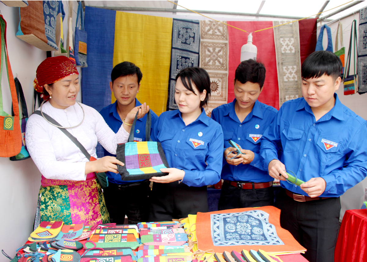Thanh niên huyện Quản Bạ trưng bày sản phẩm dệt lanh tại các lễ hội.