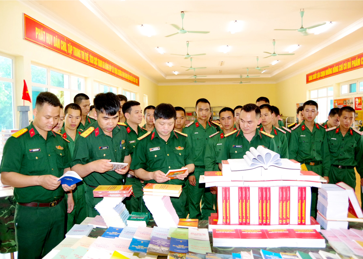 Trung đoàn 877 tổ chức Ngày hội nâng cao văn hóa đọc cho chiến sỹ mới.