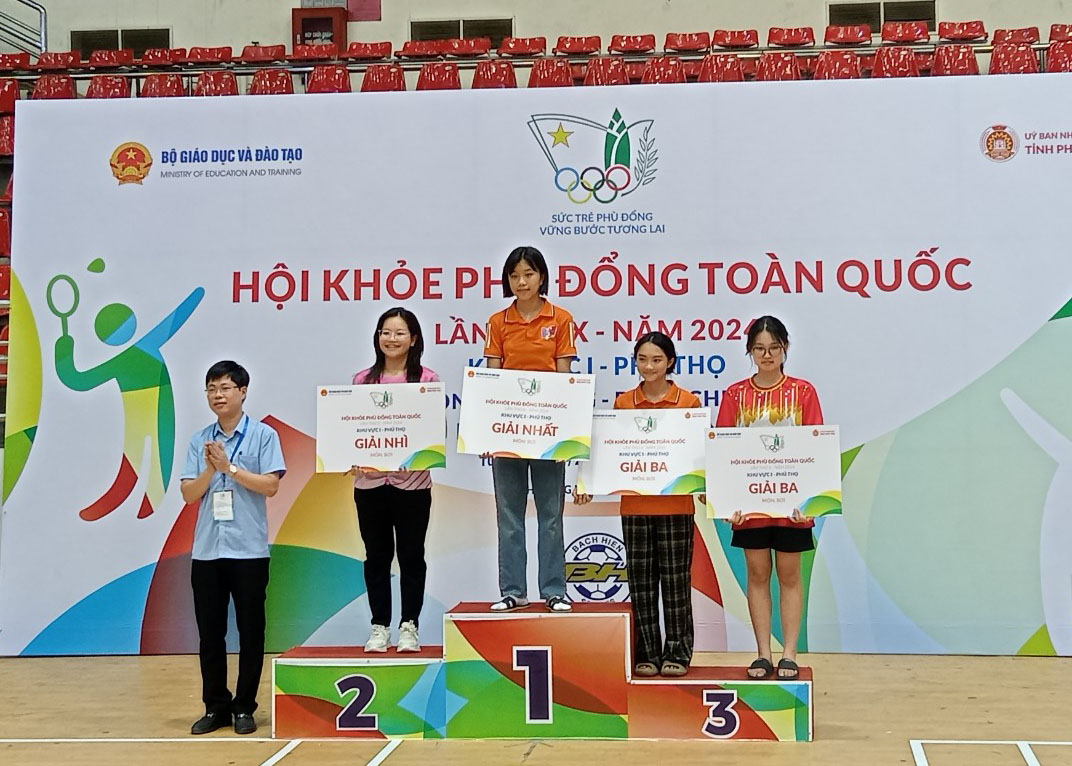 Vận động viên đoàn Hà Giang (bục 3) nhận Huy chương Đồng môn bơi. Ảnh: CTV