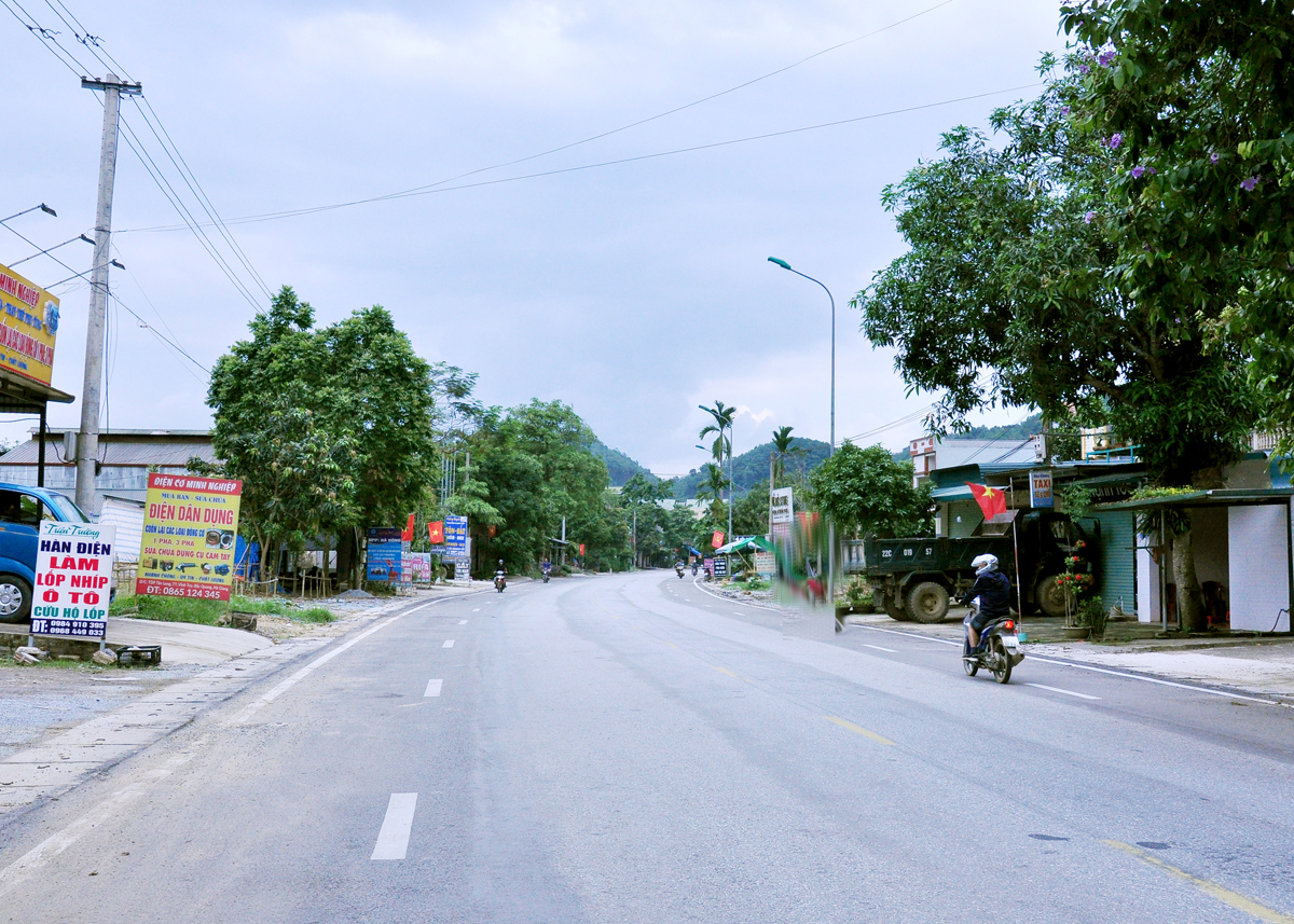 Quốc lộ 2, đoạn qua thị trấn Vĩnh Tuy vừa được nâng cấp để đón đầu nhịp nối với cao tốc Tuyên Quang - Hà Giang.

