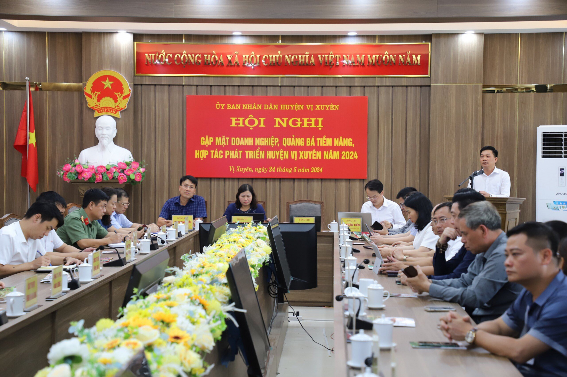 Chủ tịch UBND huyện Vị Xuyên Hoàng Thanh Tịnh  biểu kết luận hội nghị