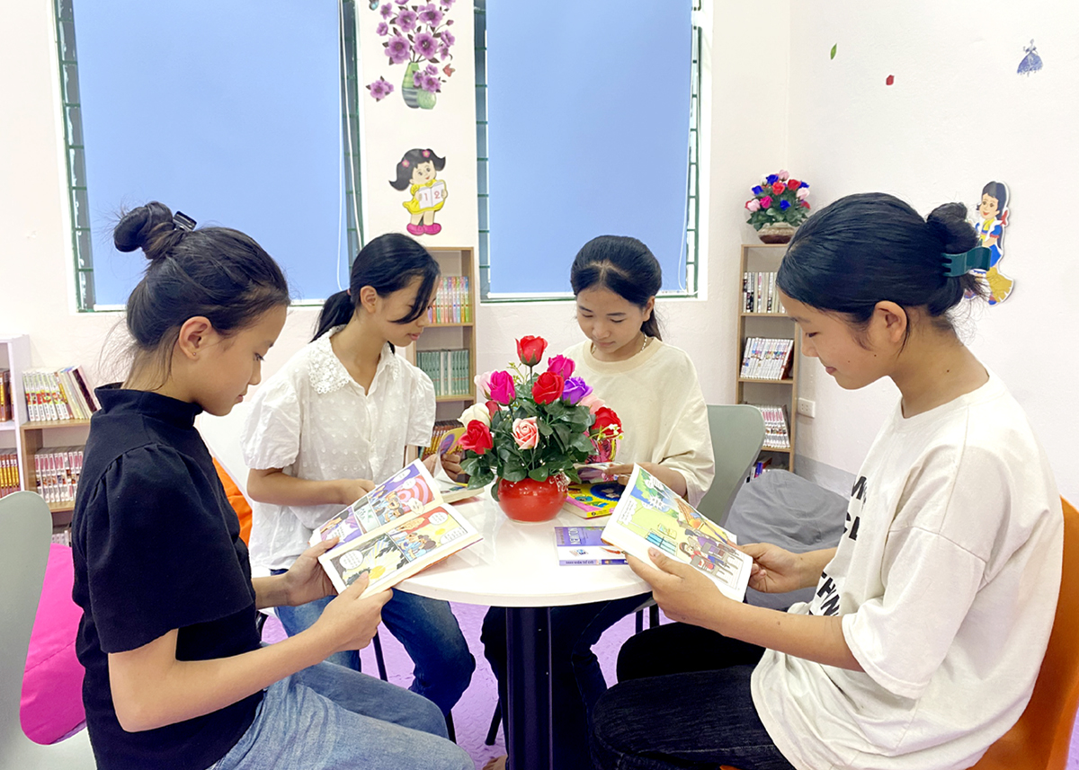 Học sinh đọc sách tại thư viện Trường THCS Ngọc Linh.