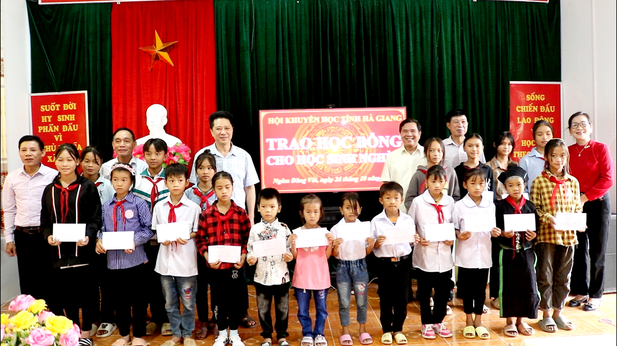 Hội Khuyến học tỉnh trao học bổng cho học sinh nghèo vượt khó xã Ngàm Đăng Vài (Hoàng Su Phì).