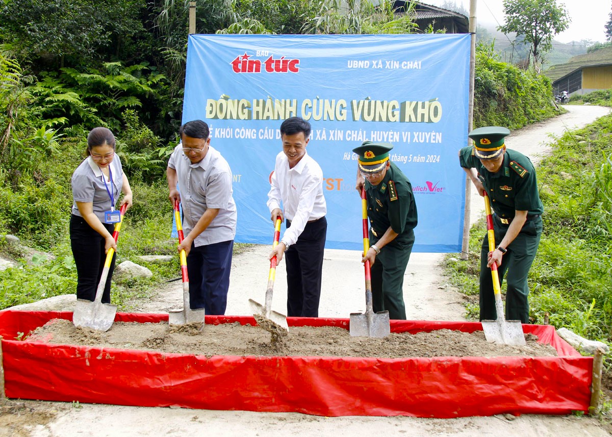 Đại diện Báo Tin tức, Đồn Biên phòng Cửa khẩu quốc tế Thanh Thủy và UBND xã Xín Chải khởi công xây dựng cầu dân sinh.