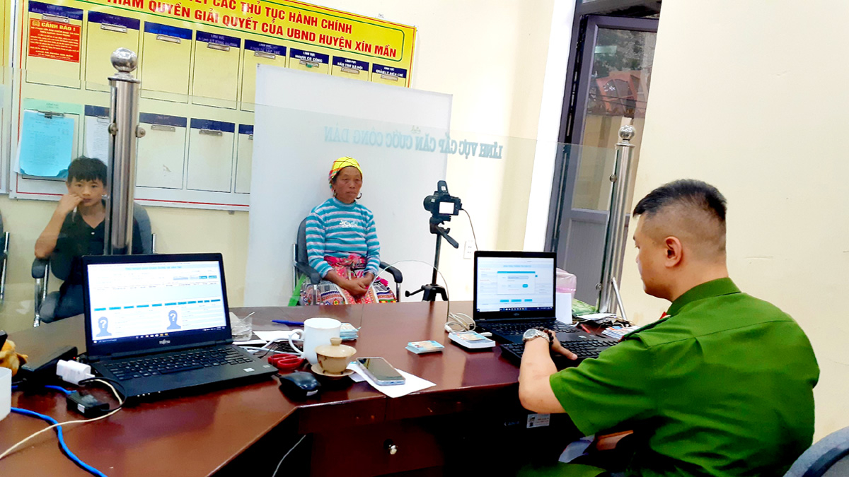 Công an huyện Xín Mần hỗ trợ người dân kích hoạt định danh điện tử mức độ 2 trên ứng dụng VNeID.