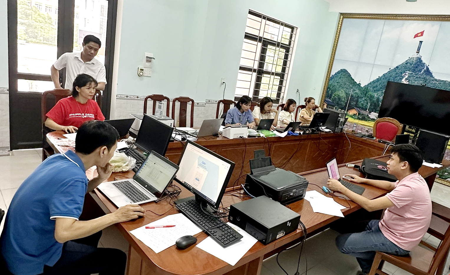 Bộ phận tuyển sinh của Trường THPT Chuyên Hà Giang thẩm định hồ sơ trực tuyến trên Cổng dịch vụ công Hà Giang