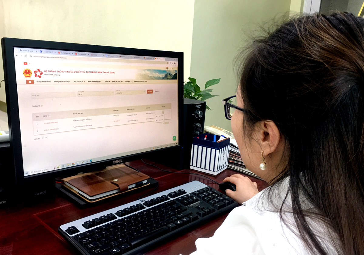 Phụ huynh học sinh nộp hồ sơ tuyển sinh trực tuyến vào lớp 10 trên Cổng dịch vụ công trực tuyến của tỉnh Hà Giang.