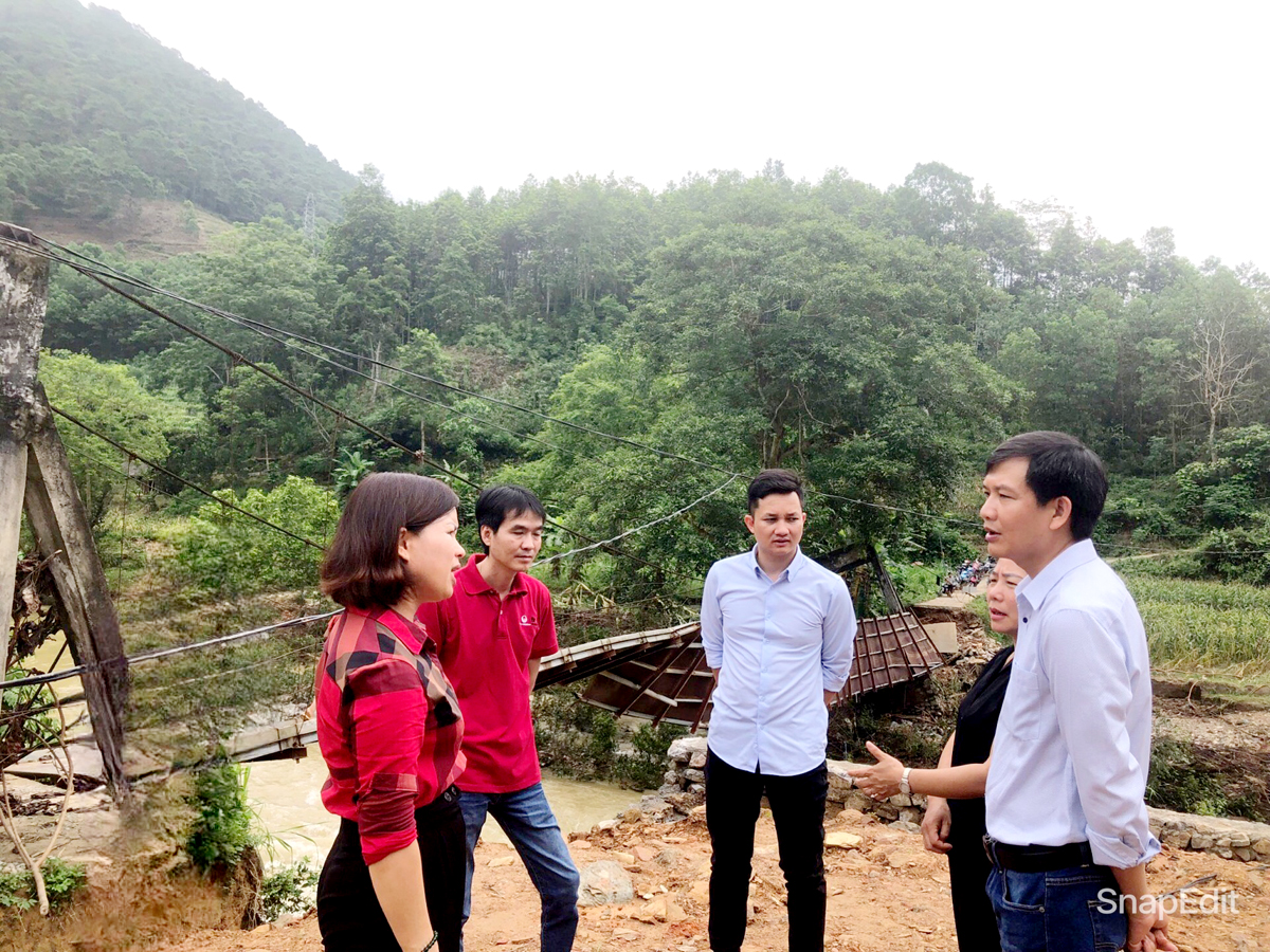 Lãnh đạo xã Thuận Hòa và các đơn vị khảo sát xây dựng cầu tạm giúp người dân ổn định cuộc sống.