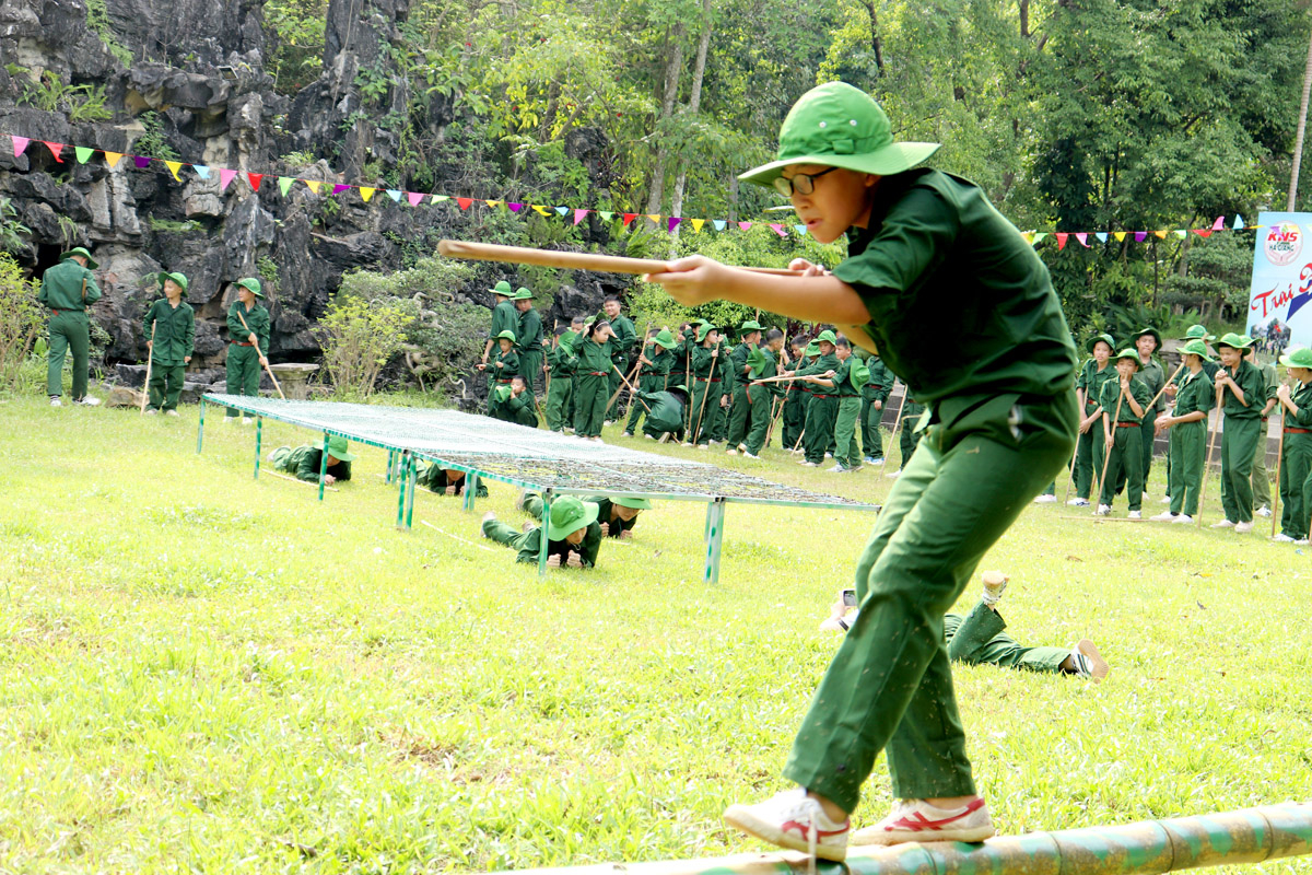 Thử thách chiến sỹ với các hoạt động: Vượt qua tường lưới, bò qua lưới thép gai, vượt cầu khỉ...