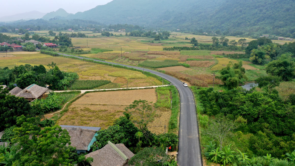 The asphalt concrete pavement section of Provincial Road DT183 through Vi Thuong Commune has been completed. 