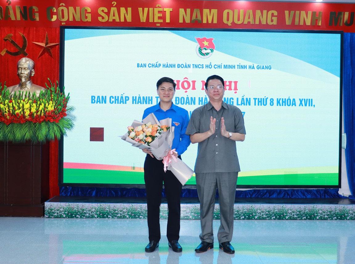 Trưởng Ban Dân vận Tỉnh ủy Trần Mạnh Lợi tặng hoa chúc mừng tân Bí thư Tỉnh đoàn Nguyễn Hải Dương.