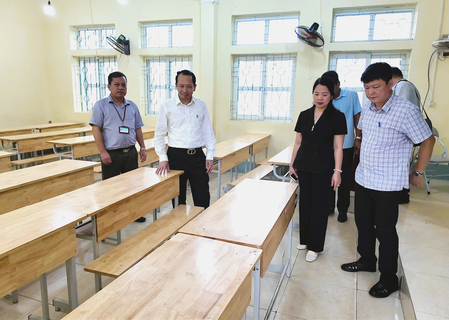Phó Chủ tịch UBND tỉnh Trần Đức Quý kiểm tra cơ sở vật chất tại Trường THPT Hùng An.