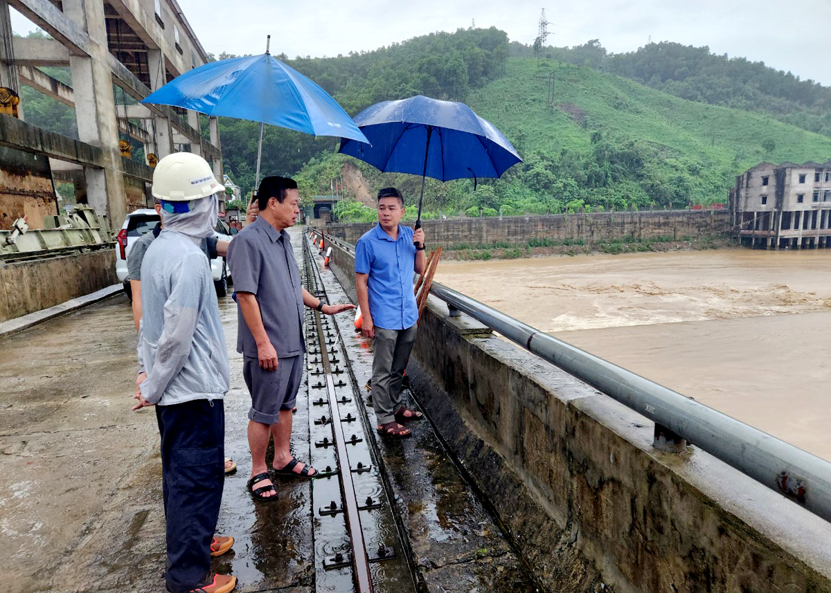 Chủ tịch UBND tỉnh Nguyễn Văn Sơn kiểm tra mực nước trên sông Lô