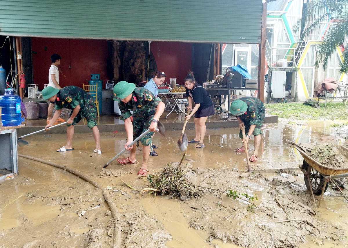 Cán bộ, chiến sỹ Bộ CHQS tỉnh giúp người dân thành phố Hà Giang khắc phục hậu quả thiên tai 