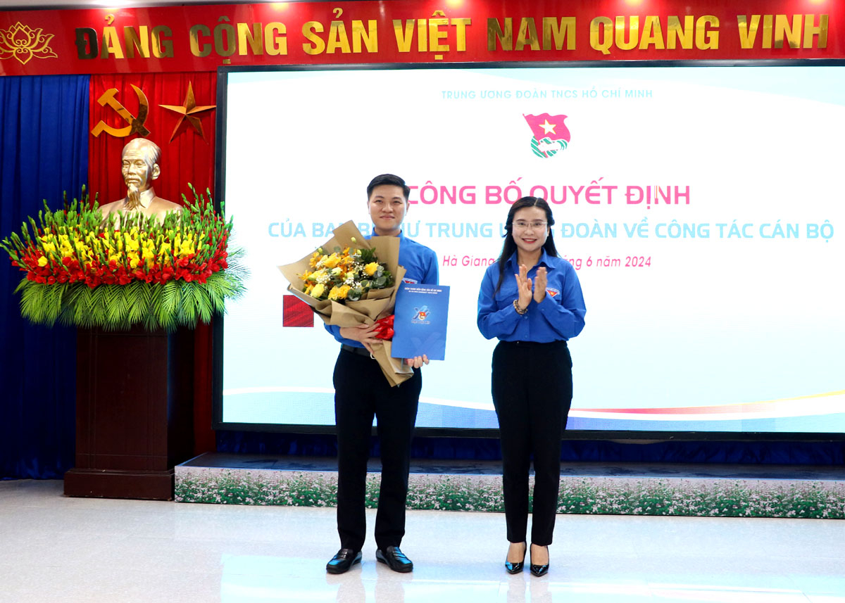 Lãnh đạo Ban Bí thư T.Ư Đoàn trao quyết định công nhận
Bí Thư Tỉnh đoàn Hà Giang cho đồng chí Nguyễn Hải Dương.