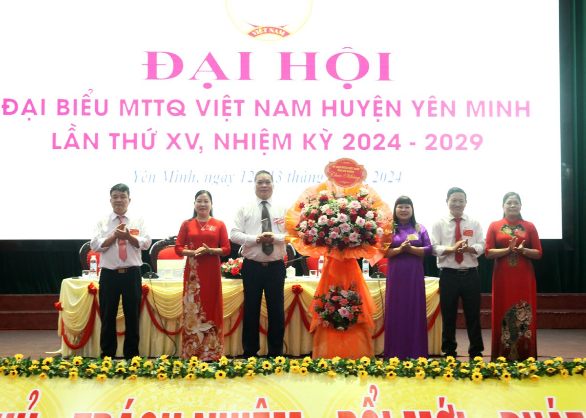 Lãnh đạo Ủy ban MTTQ tỉnh tặng hoa chúc mừng đại hội.