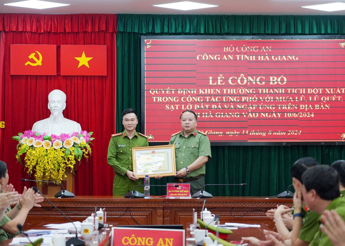 Giám đốc Công an tỉnh Phan Huy Ngọc trao Bằng khen của UBND tỉnh cho Thượng úy Nguyễn Mạnh Tường.