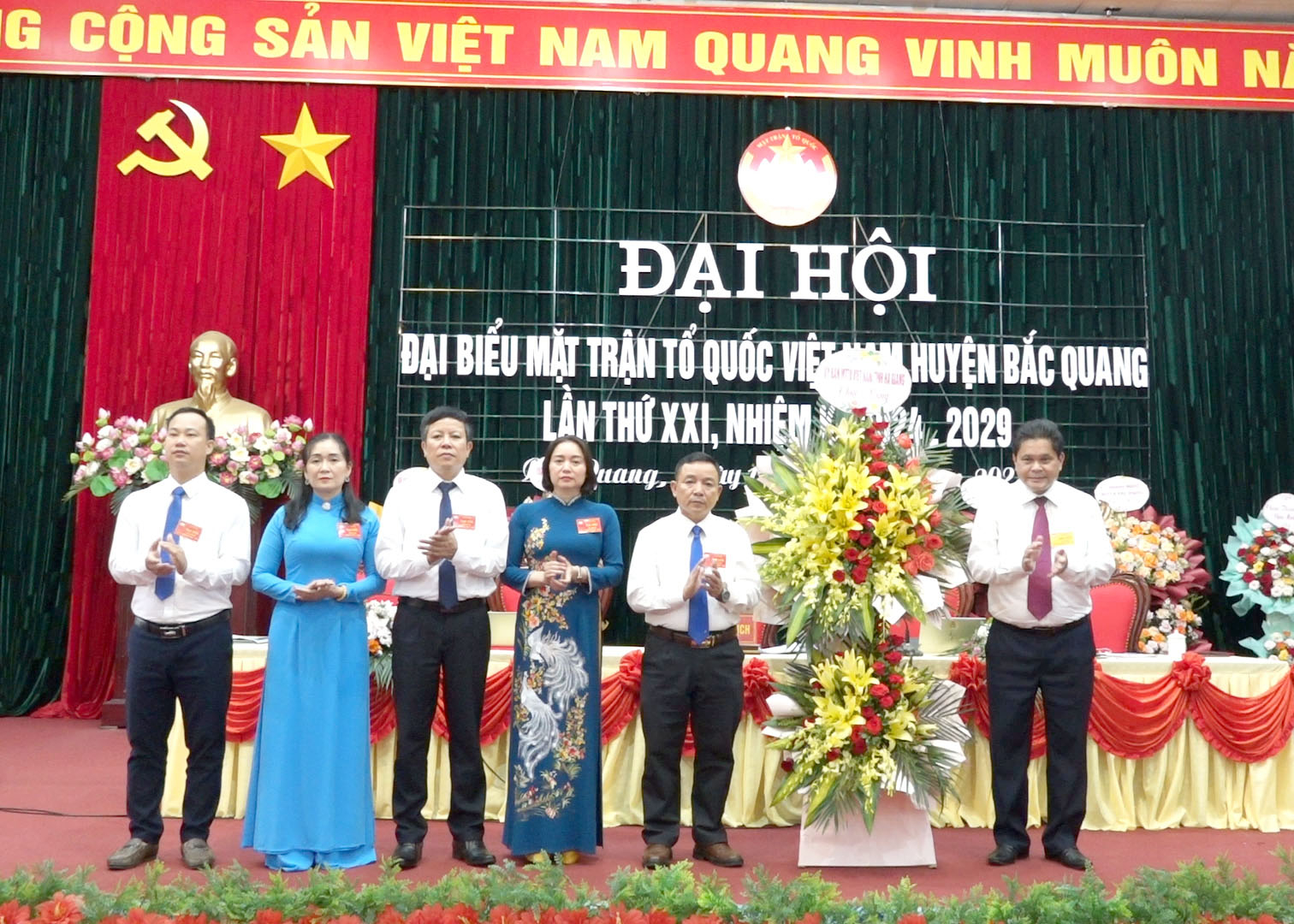 Chủ tịch Ủy ban MTTQ tỉnh Vàng Seo Cón tặng hoa chúc mừng đại hội.